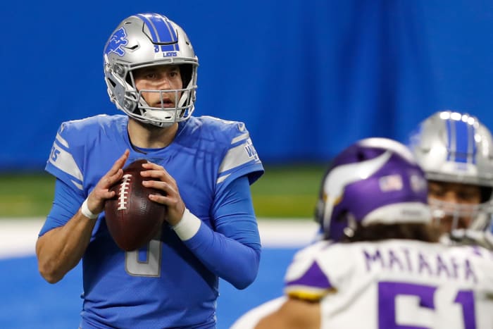 Lions QB Matthew Stafford scans the field during a game against the Vikings